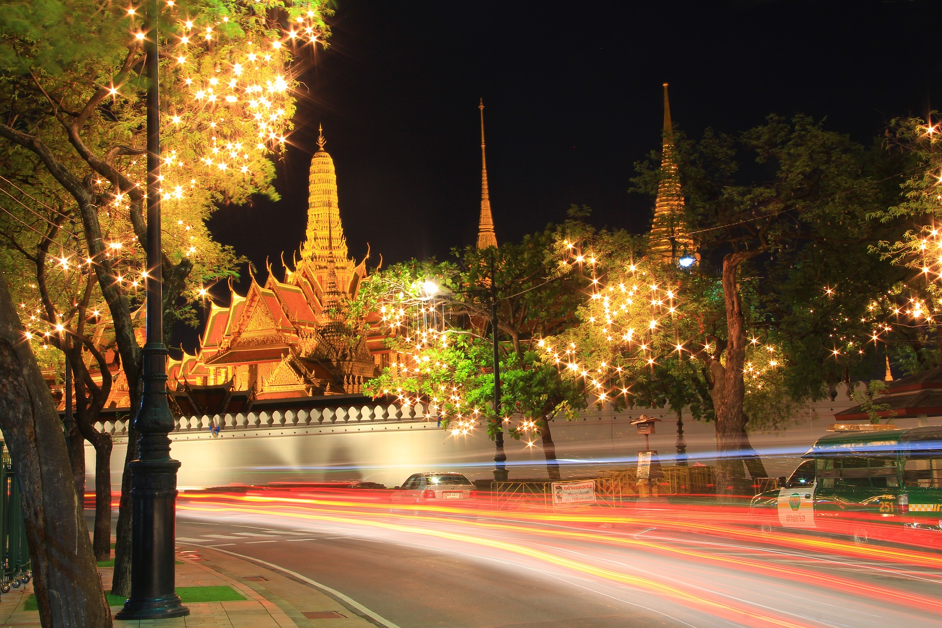 temple-of-the-emerald-buddha-978807_1920